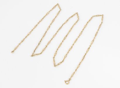 Long necklace in yellow gold (750) with twisted...