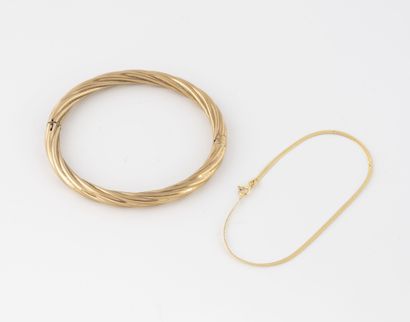 Lot of two bracelets :
- a flexible yellow...