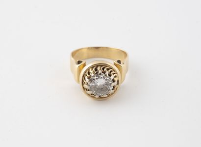 Bague solitaire en or jaune (750) centrée...