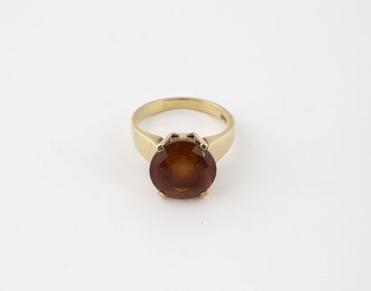 Yellow gold ring (585) centered with a yellow...