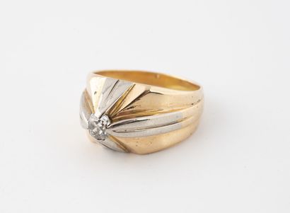 Bague en ors (750) jaune et gris centrée...