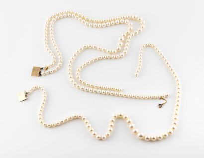 Collier composé de trois rangs de perles...
