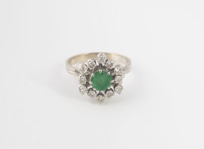 White gold (750) ring set with a round faceted...