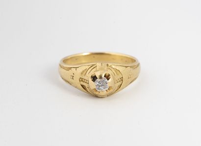 Bague en or jaune (750) centrée d'un petit...