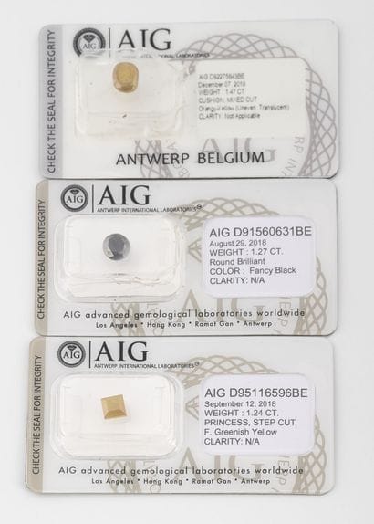Lot of three tinted diamonds: 
-An orange...