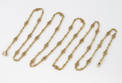 Long watch chain in yellow gold with filigree...