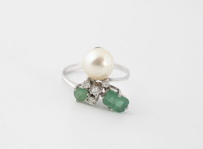 Bague en or gris (750) ornée d'une perle...