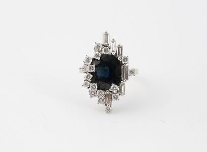Bague en ors jaune et gris (750) centrée...