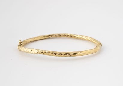 Rigid opening bracelet in yellow gold (750)...