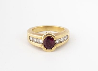 Yellow gold (750) ring set with an oval faceted...