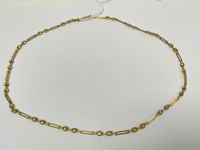 Collier en or jaune (585) alternée de maillons...