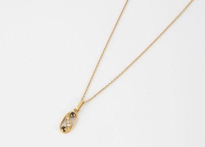 Necklace in yellow gold (750) and oval pendant...