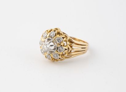 Bague dôme en or jaune (750) et platine (850)...