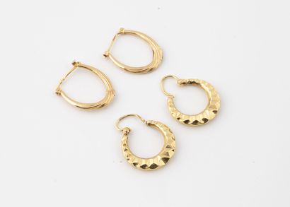 Two pairs of creoles in yellow gold (750).
Weight...