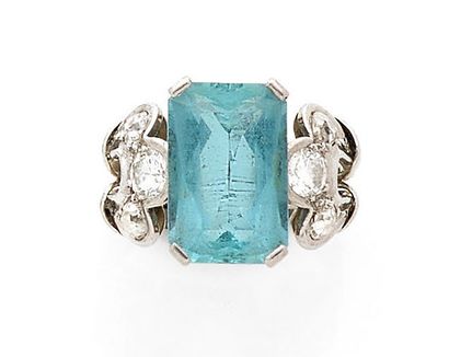 A white gold (750) and platinum (850) ring...