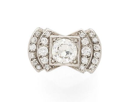 Beautiful architectural ring in platinum...