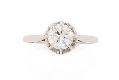Solitaire ring in white gold (750) set with...