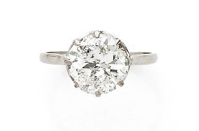 Solitaire ring in platinum (950) gold set...