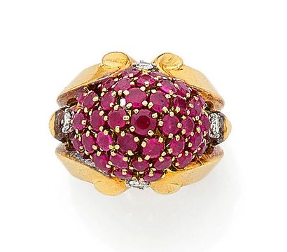 Beautiful yellow gold (750) ring centered...