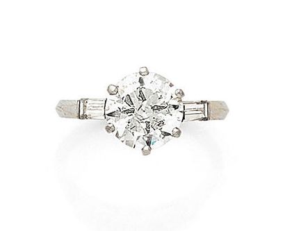 White gold (750) and platinum (850) ring...