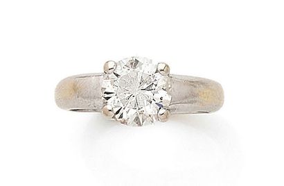 Solitaire ring in white gold (750) set with...