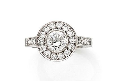 White gold ring (750) centered on a brilliant-cut...
