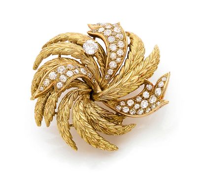 Yellow gold (750) chased foliage lapel clip,...