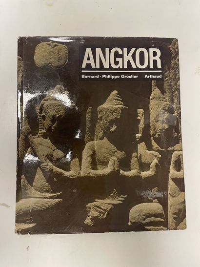 B.P. GROSLIER
Angkor, hommes et pierres.
Photographies...