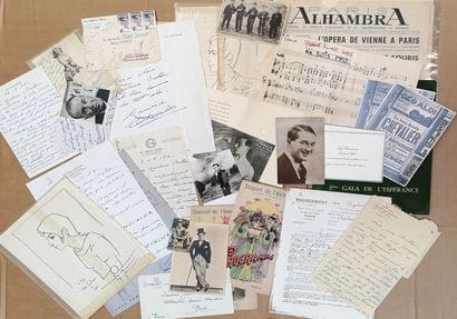 Lot of letters, articles and photos, notably...