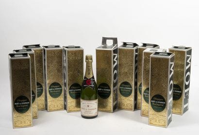 MOET et CHANDON
11 bottles.
Brut Impérial.
Rubbing...