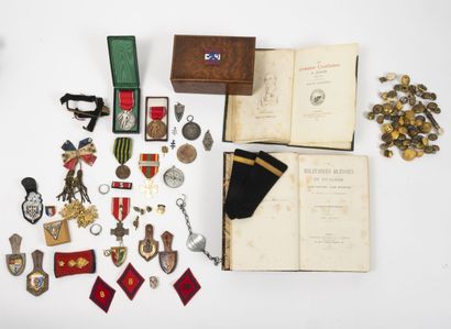 Lot de :
- boutons d'uniformes, toutes Armes,...