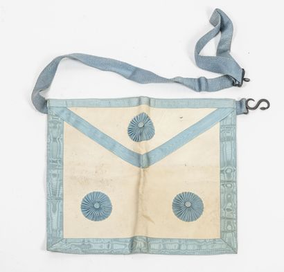 Tablier de franc-maçon avec la bordure ornée...