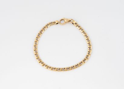 Bracelet en or jaune à maille gourmette aplatie.
Poids...