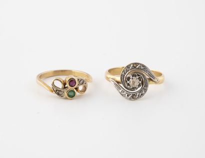 Lot of two rings : 
- one yellow gold (750)...