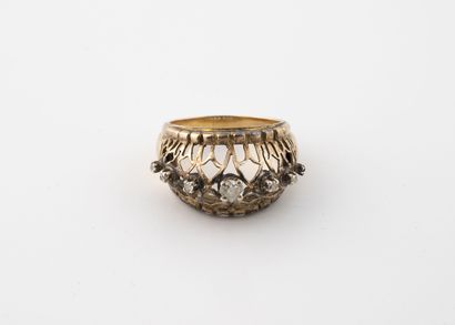 Bague en or jaune (750) ornée de pierres...
