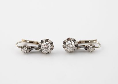 Pair of white gold (750) and platinum (850)...