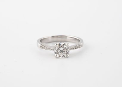 Ring in white gold (750) set with a brilliant-cut...