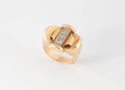 Bague chevalière en or jaune (750) ornée...