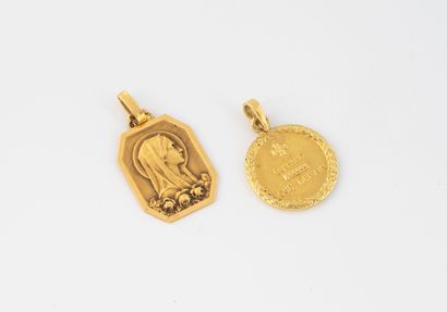 Lot de deux médailles en or jaune (750),...