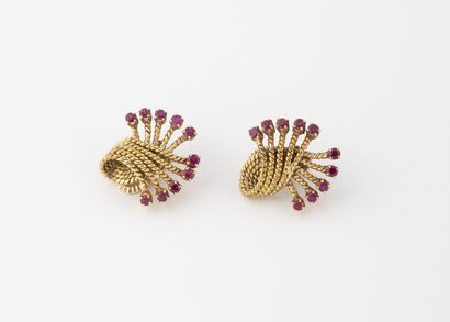 Paire de clips d'oreilles en filins d'or...