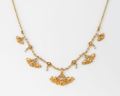 Beautiful drapery necklace in yellow gold...