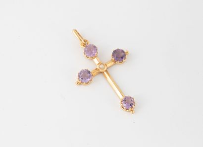 Yellow gold (750) cross pendant centered...