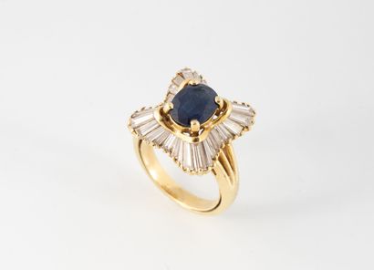 Yellow gold (750) skirt ring centered on...