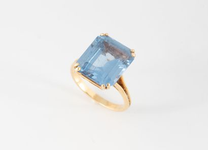 Bague en or jaune (750) ornée d'un spinelle...