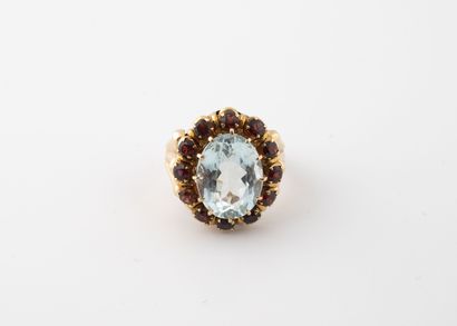 Bague en or rose (750) centrée d'une aigue-marine...