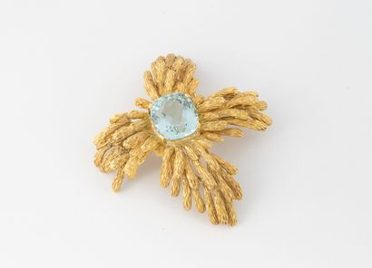Textured yellow gold (750) lapel clip centered...