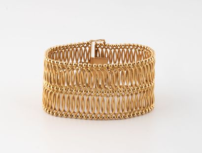 Large bracelet ruban ajouré en or jaune (585)...