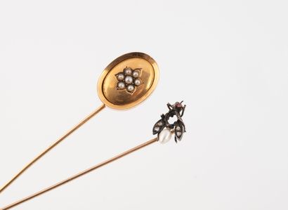 Lot of two tie pins in yellow gold (750)....