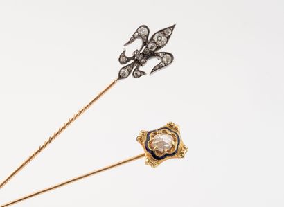 Lot of two yellow gold (750) tie pins: 
-...