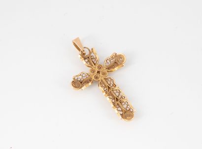 Pendentif croix en or jaune (750) filigrané.
Poids...